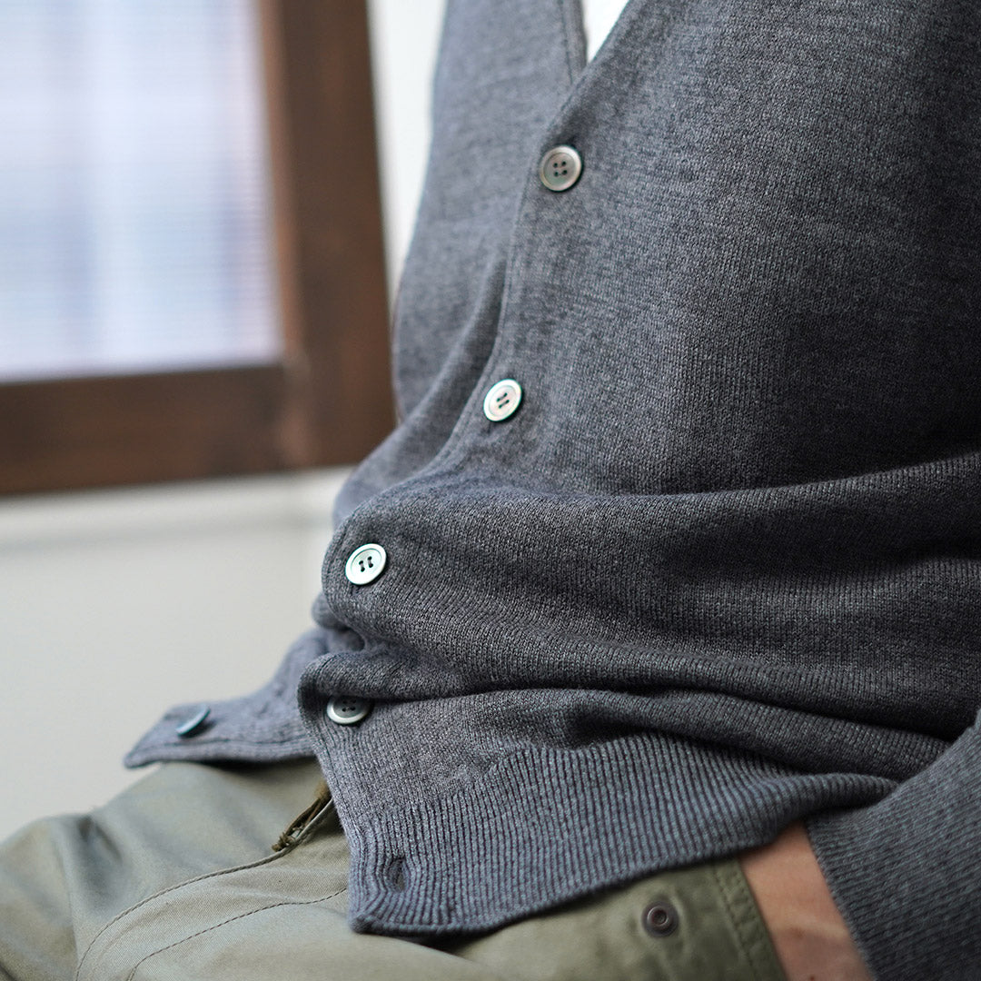 YONETOMI NEW BASIC / Cardigan américain en tricot de laine et de coton