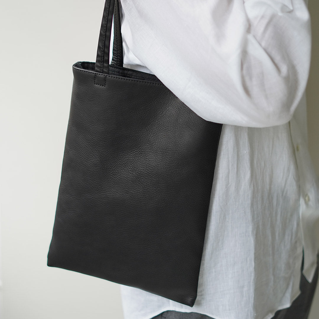 MR.OLIVE / IMPERMA-LEATHER 扁平托特包 M