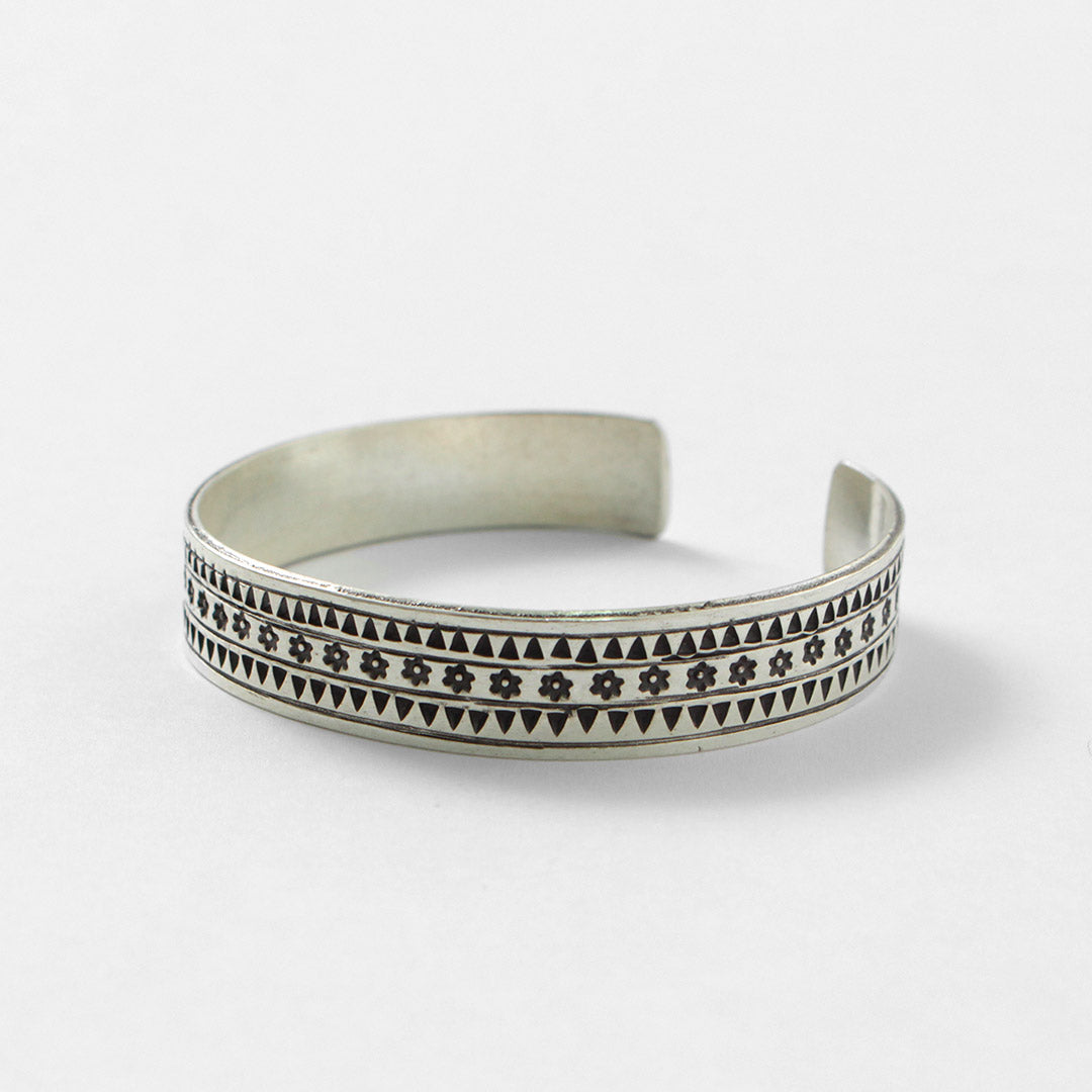 phaduA / Brazalete de flores triangulares de plata Karen