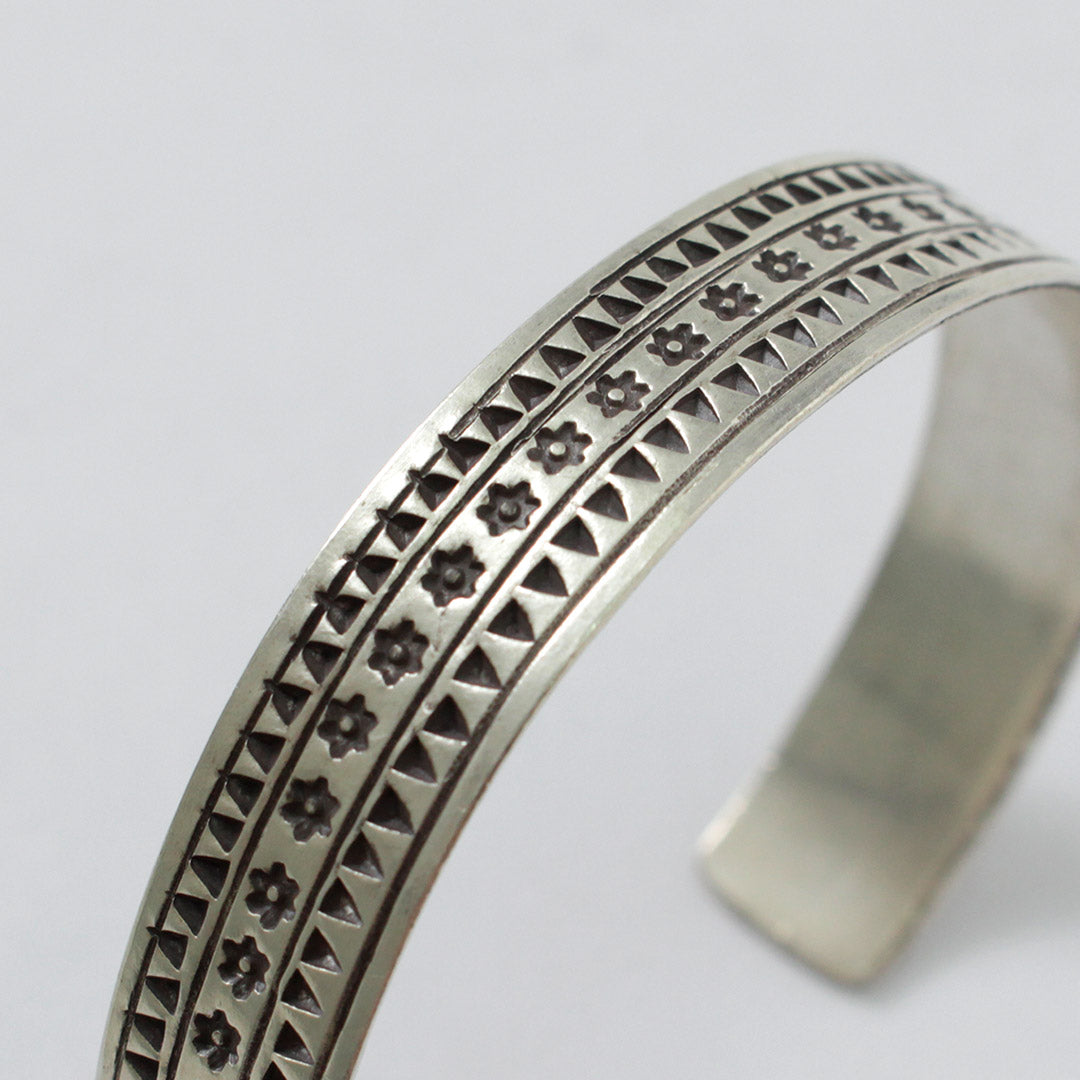 phaduA / Brazalete de flores triangulares de plata Karen