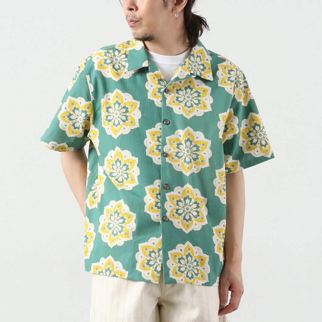 TENGA UN DÍA AGRADECIDO / Camisa S/S con cuello abierto y estampado de diseño redondo