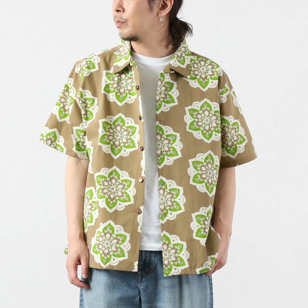 TENGA UN DÍA AGRADECIDO / Camisa S/S con cuello abierto y estampado de diseño redondo