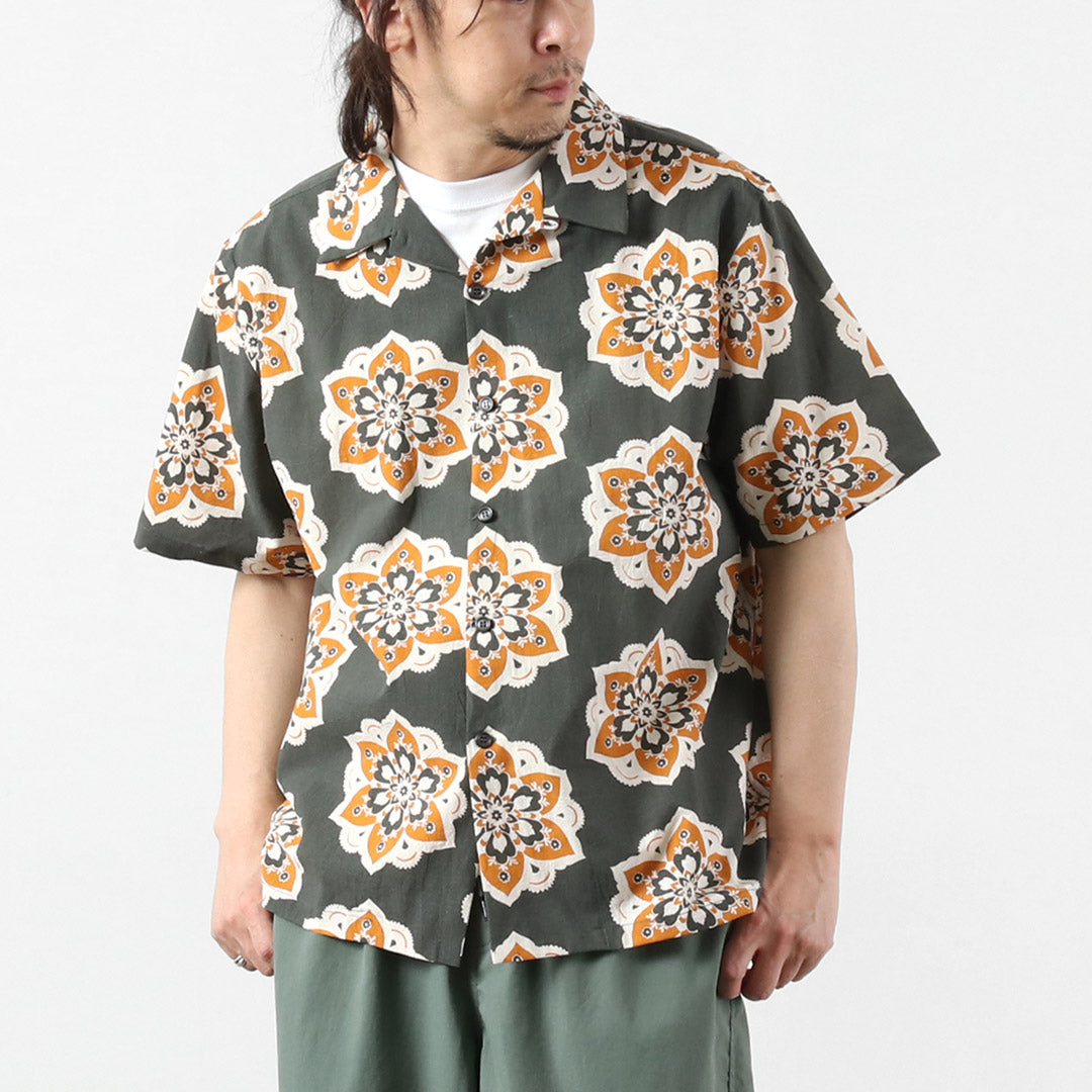 TENGA UN DÍA AGRADECIDO / Camisa S/S con cuello abierto y estampado de diseño redondo
