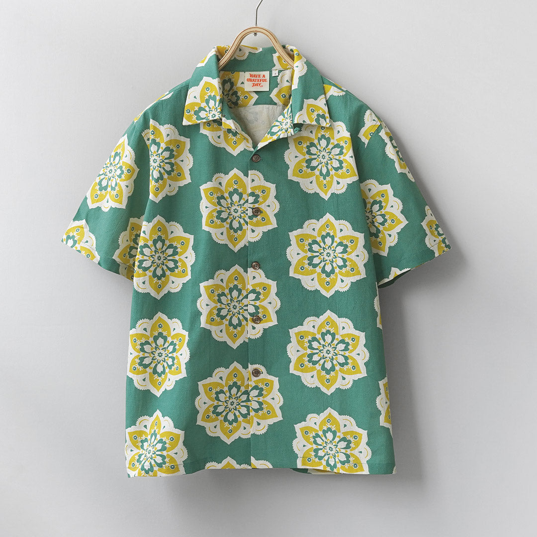 TENGA UN DÍA AGRADECIDO / Camisa S/S con cuello abierto y estampado de diseño redondo