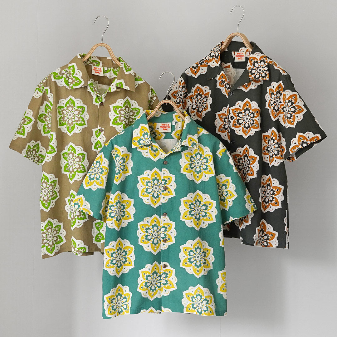 TENGA UN DÍA AGRADECIDO / Camisa S/S con cuello abierto y estampado de diseño redondo