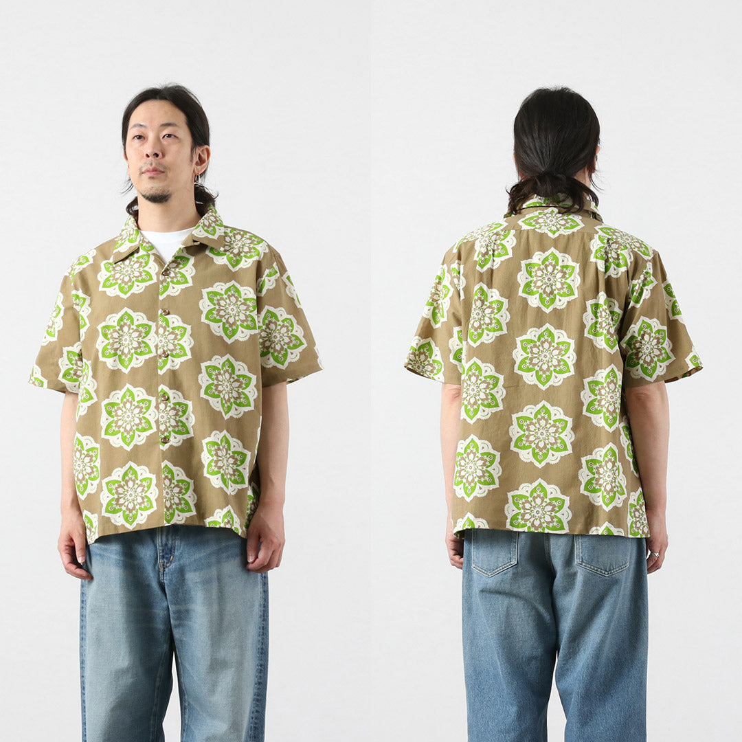 TENGA UN DÍA AGRADECIDO / Camisa S/S con cuello abierto y estampado de diseño redondo