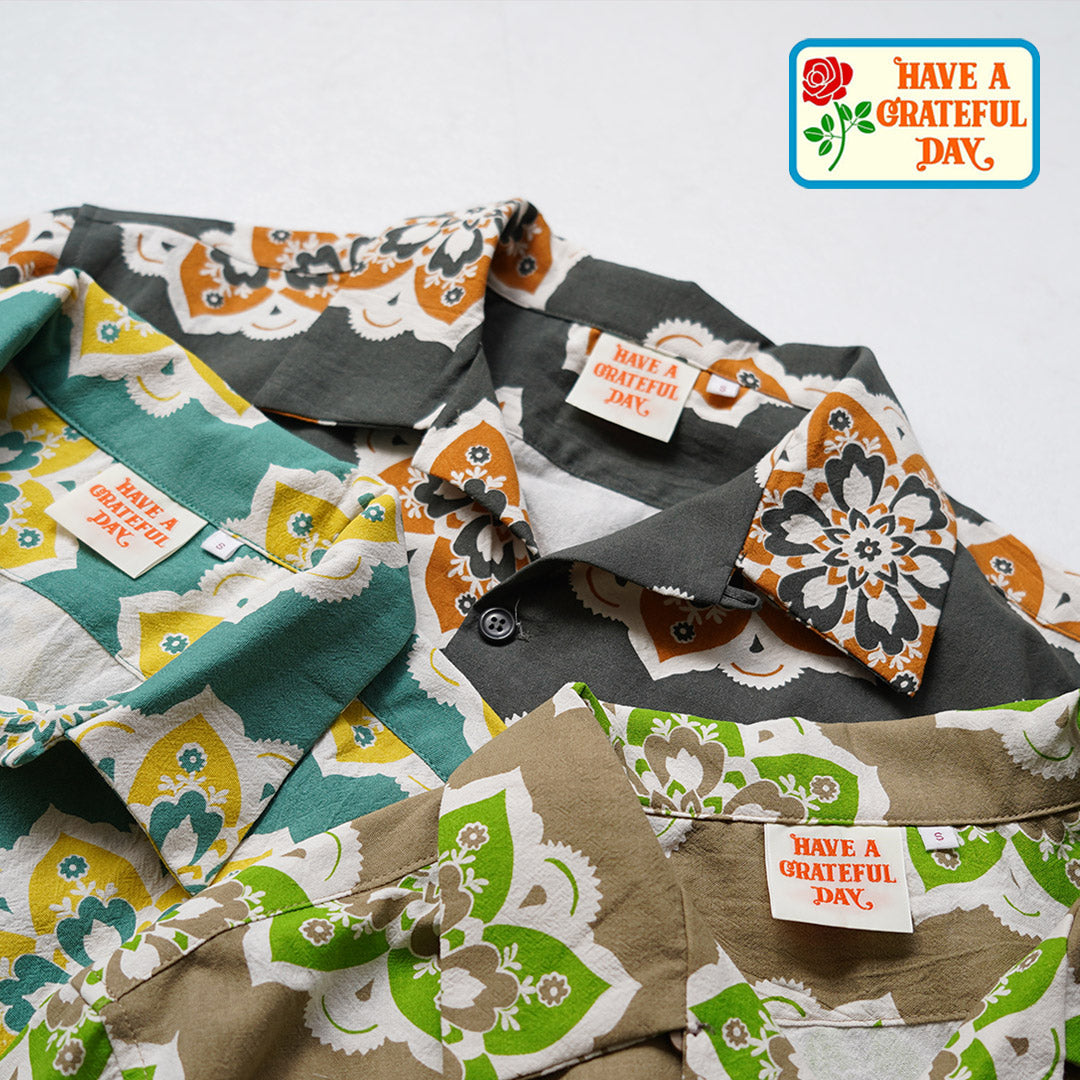 TENGA UN DÍA AGRADECIDO / Camisa S/S con cuello abierto y estampado de diseño redondo