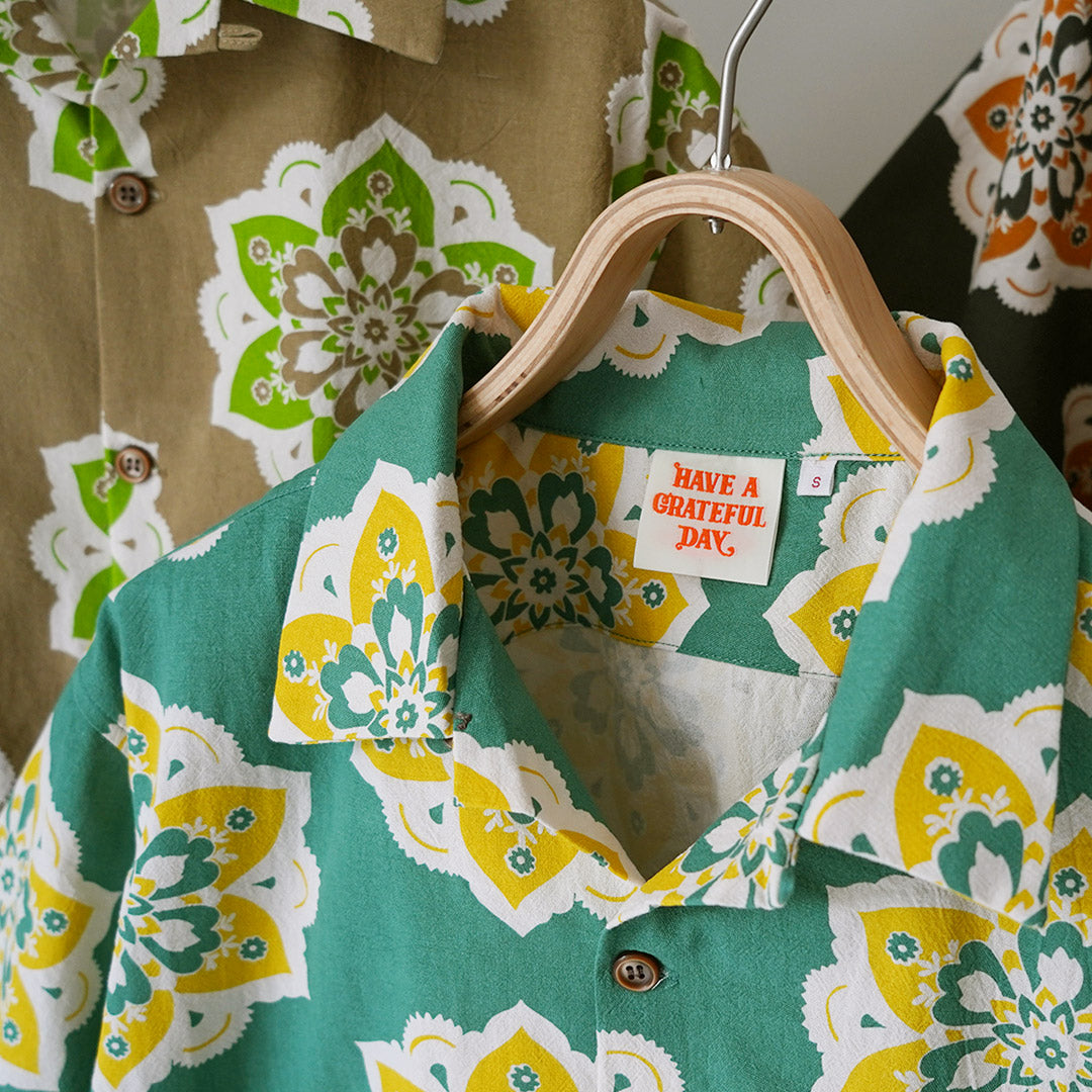 TENGA UN DÍA AGRADECIDO / Camisa S/S con cuello abierto y estampado de diseño redondo
