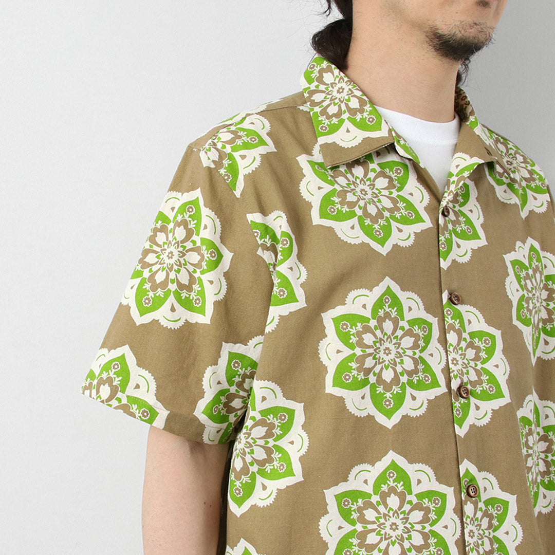 TENGA UN DÍA AGRADECIDO / Camisa S/S con cuello abierto y estampado de diseño redondo