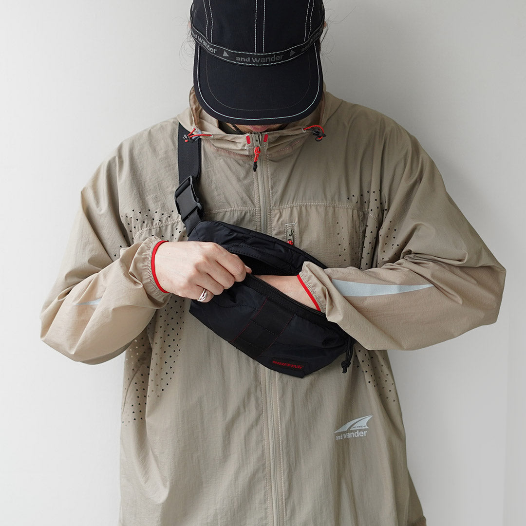 BRIEFING / Bolso de hombro acolchado Walker Body Bag