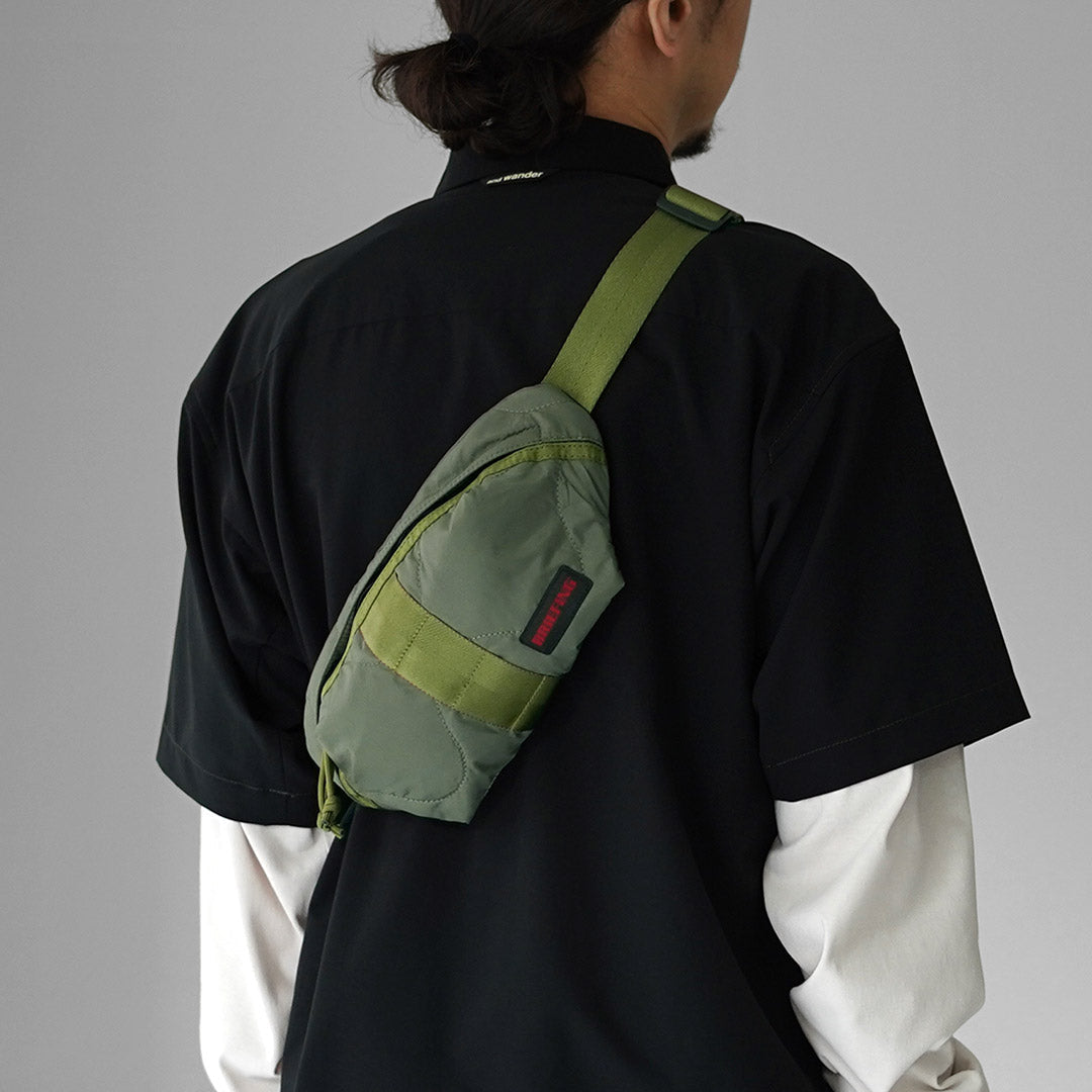 BRIEFING / Bolso de hombro acolchado Walker Body Bag