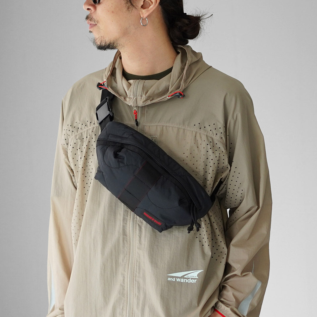 BRIEFING / Bolso de hombro acolchado Walker Body Bag