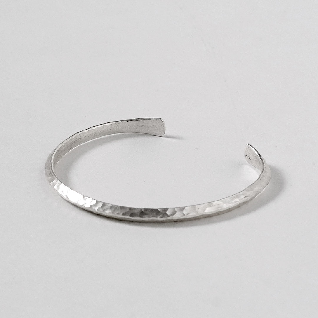 phaduA / Karen Silver Bangle Point Center Yeux martelés Finition martelée