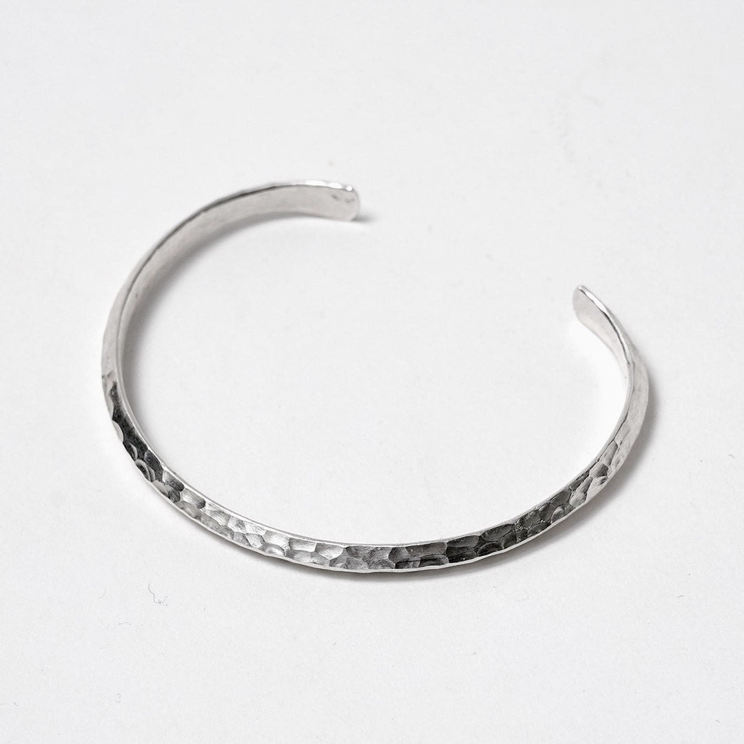 phaduA / Karen Silver Bangle Point Center Yeux martelés Finition martelée