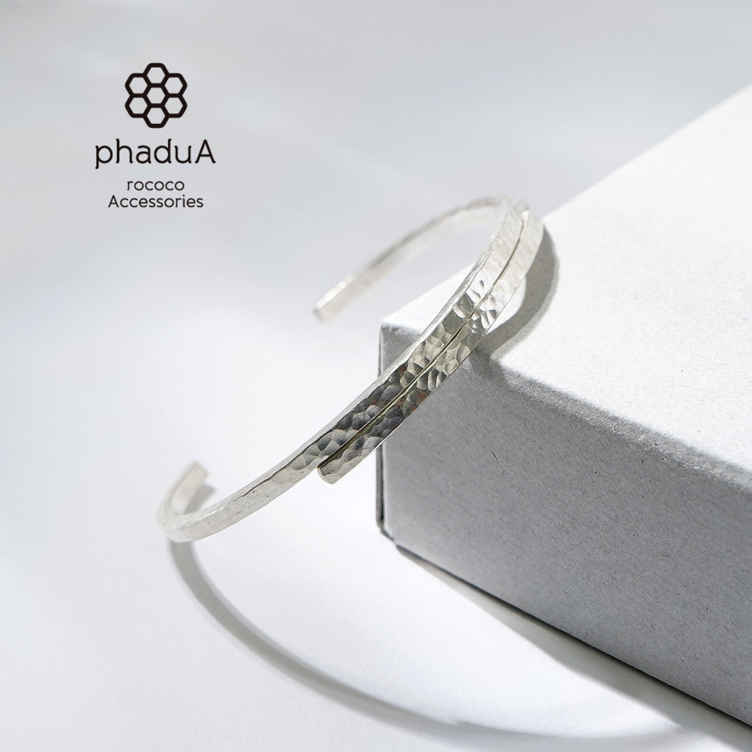 phaduA / Karen Silver Two-Overlap Hammered Bangle