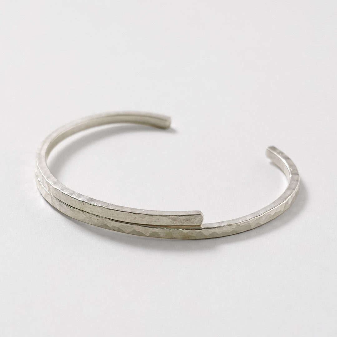 phaduA / Karen Silver Two-Overlap Hammered Bangle