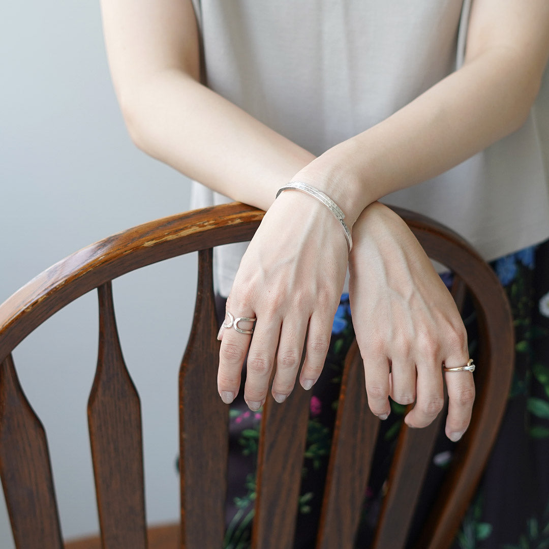 phaduA / Karen Silver Two-Overlap Hammered Bangle