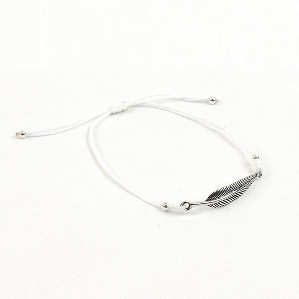 Chalisa T .. / Pulsera de cordón anudado de pluma plateada