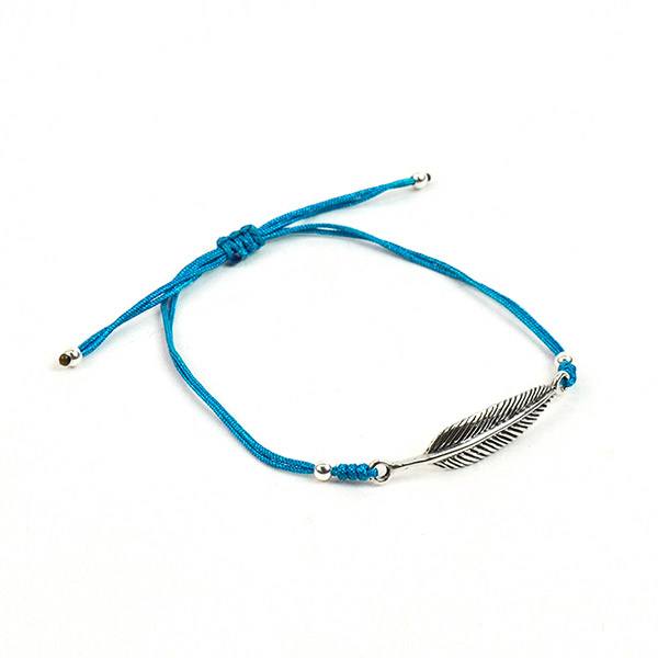 Chalisa T .. / Pulsera de cordón anudado de pluma plateada
