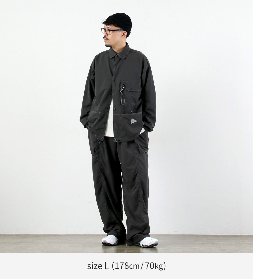 AND WANDER / Pantalon en nylon froissé