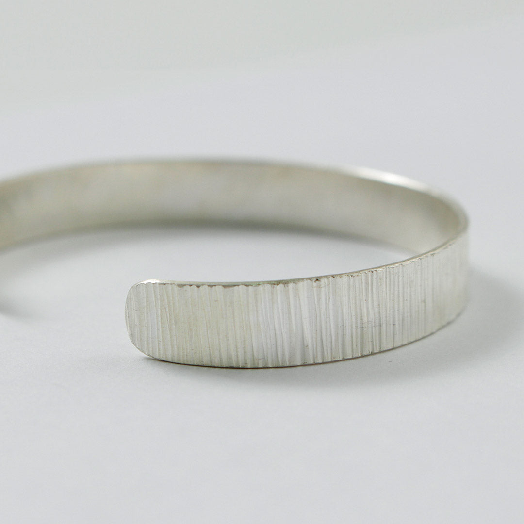 phaduA / Karen Bracelet à rayures argentées