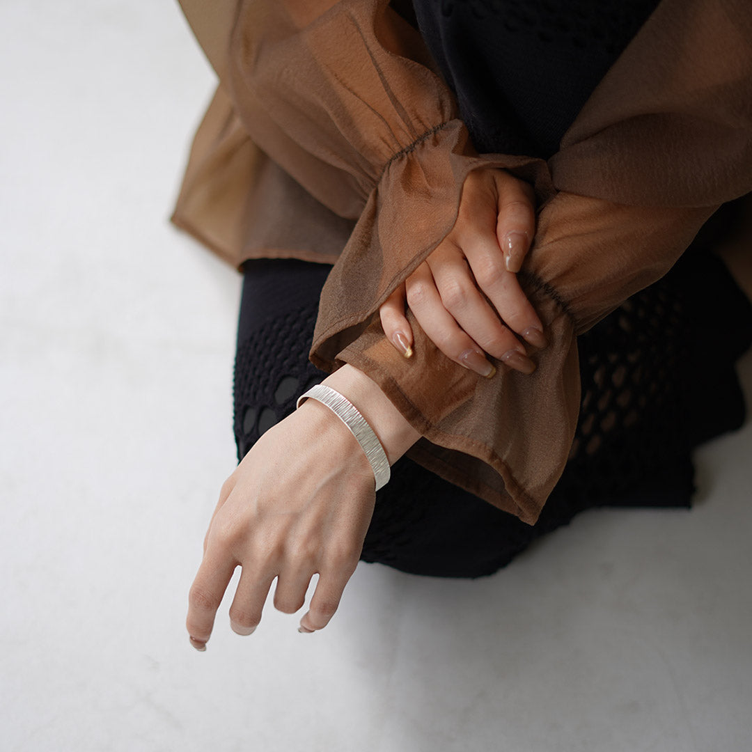 phaduA / Karen Bracelet à rayures argentées