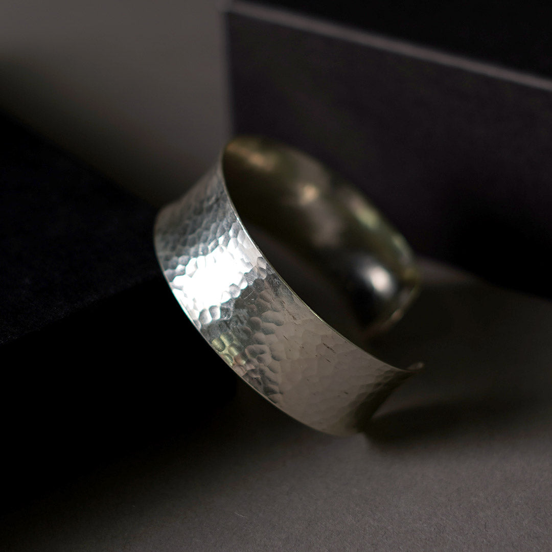 phaduA / Karen Bracelet large en argent avec yeux martelés