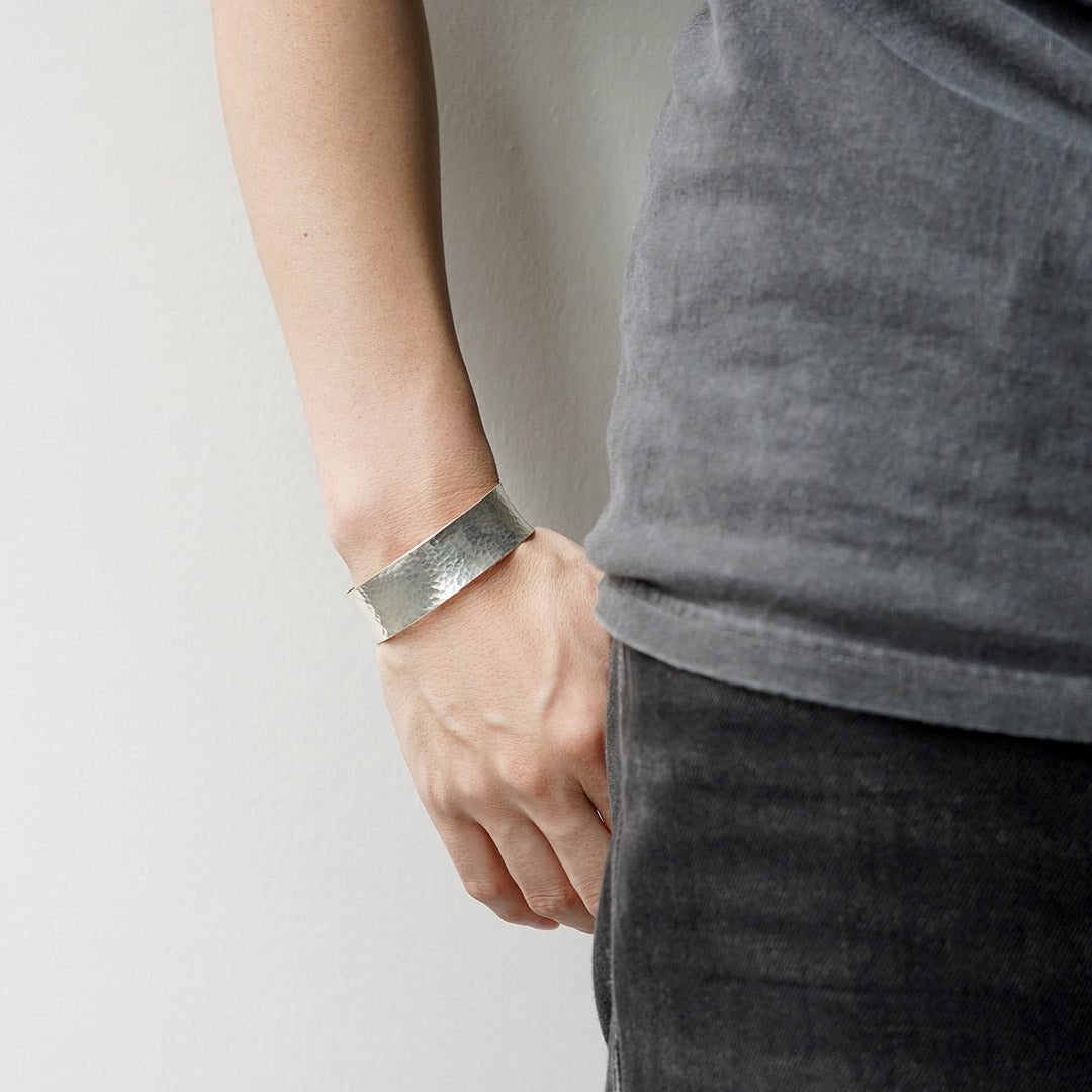 phaduA / Karen Bracelet large en argent avec yeux martelés