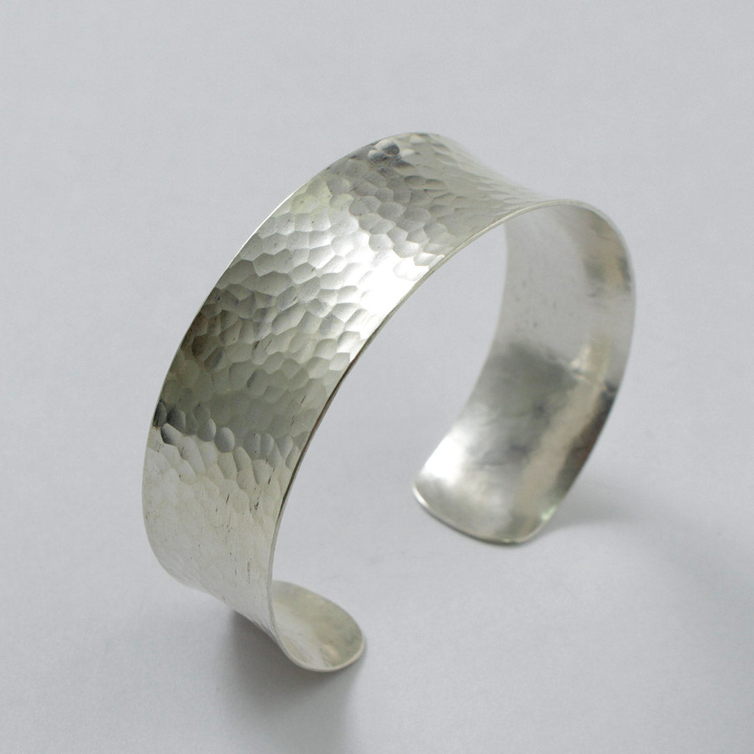 phaduA / Karen Bracelet large en argent avec yeux martelés