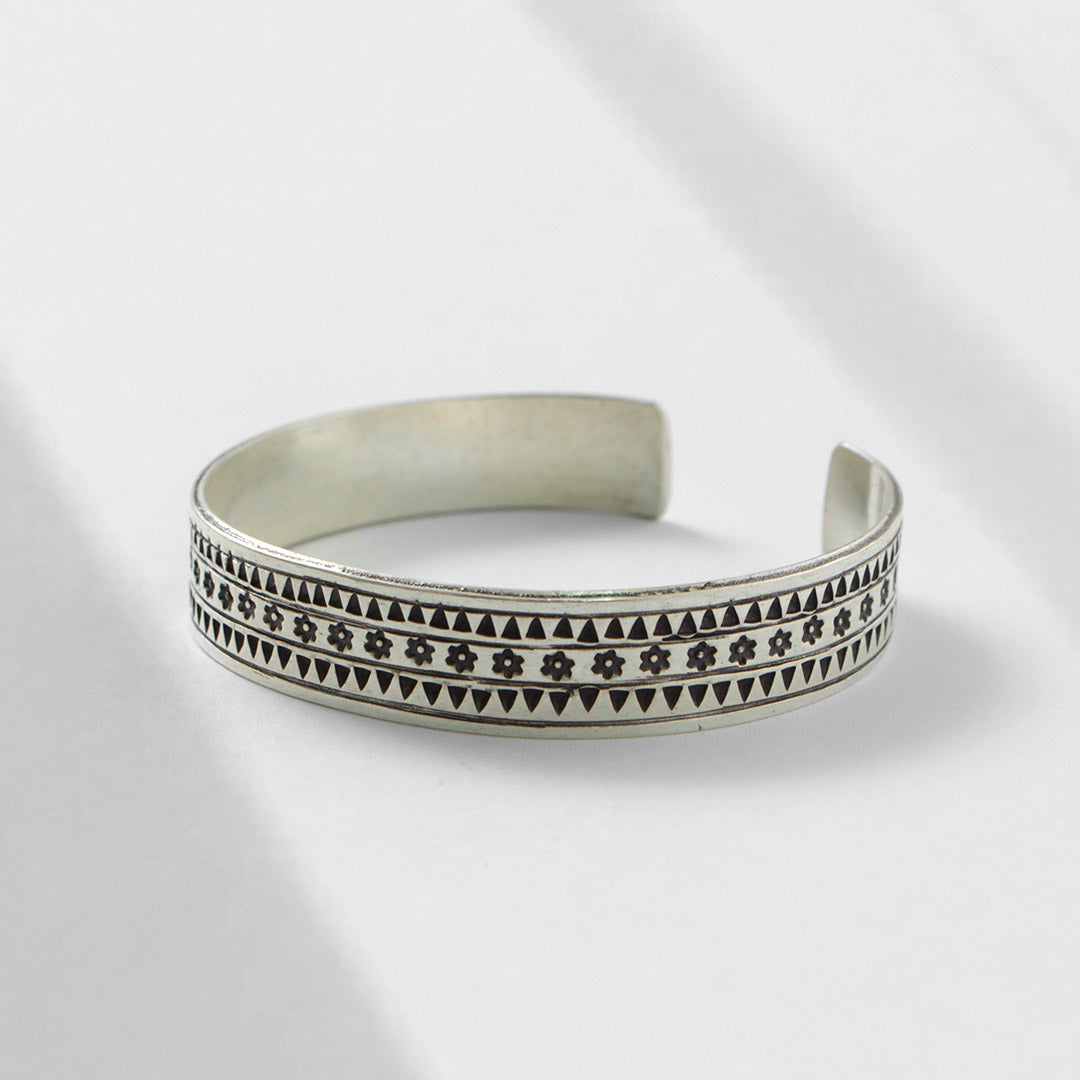 phaduA / Brazalete de flores triangulares de plata Karen