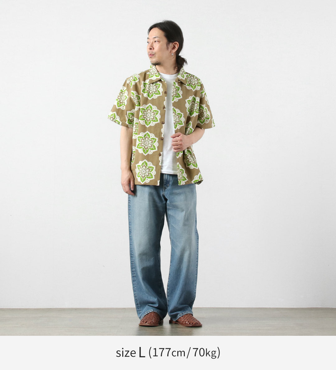 TENGA UN DÍA AGRADECIDO / Camisa S/S con cuello abierto y estampado de diseño redondo
