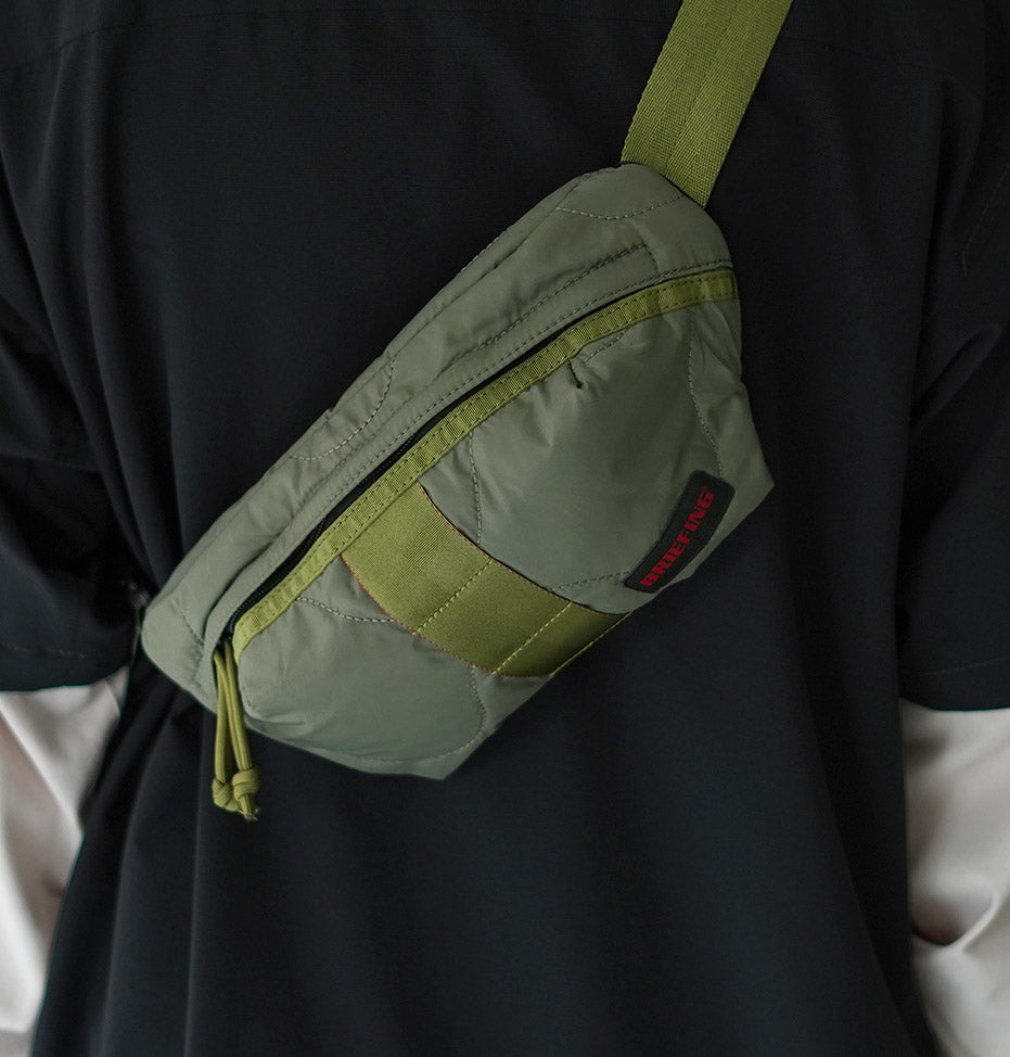 BRIEFING / Bolso de hombro acolchado Walker Body Bag