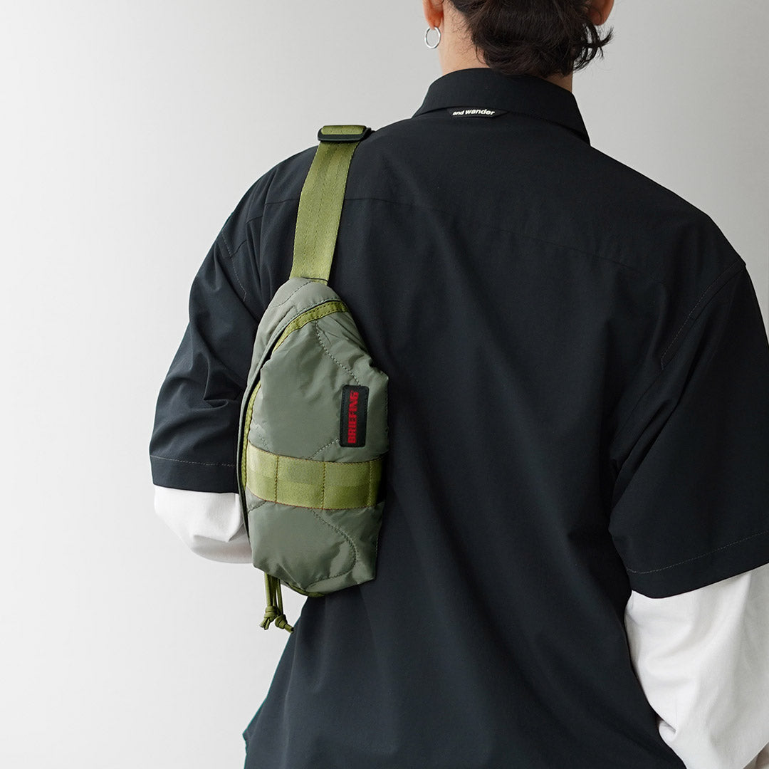 BRIEFING / Bolso de hombro acolchado Walker Body Bag