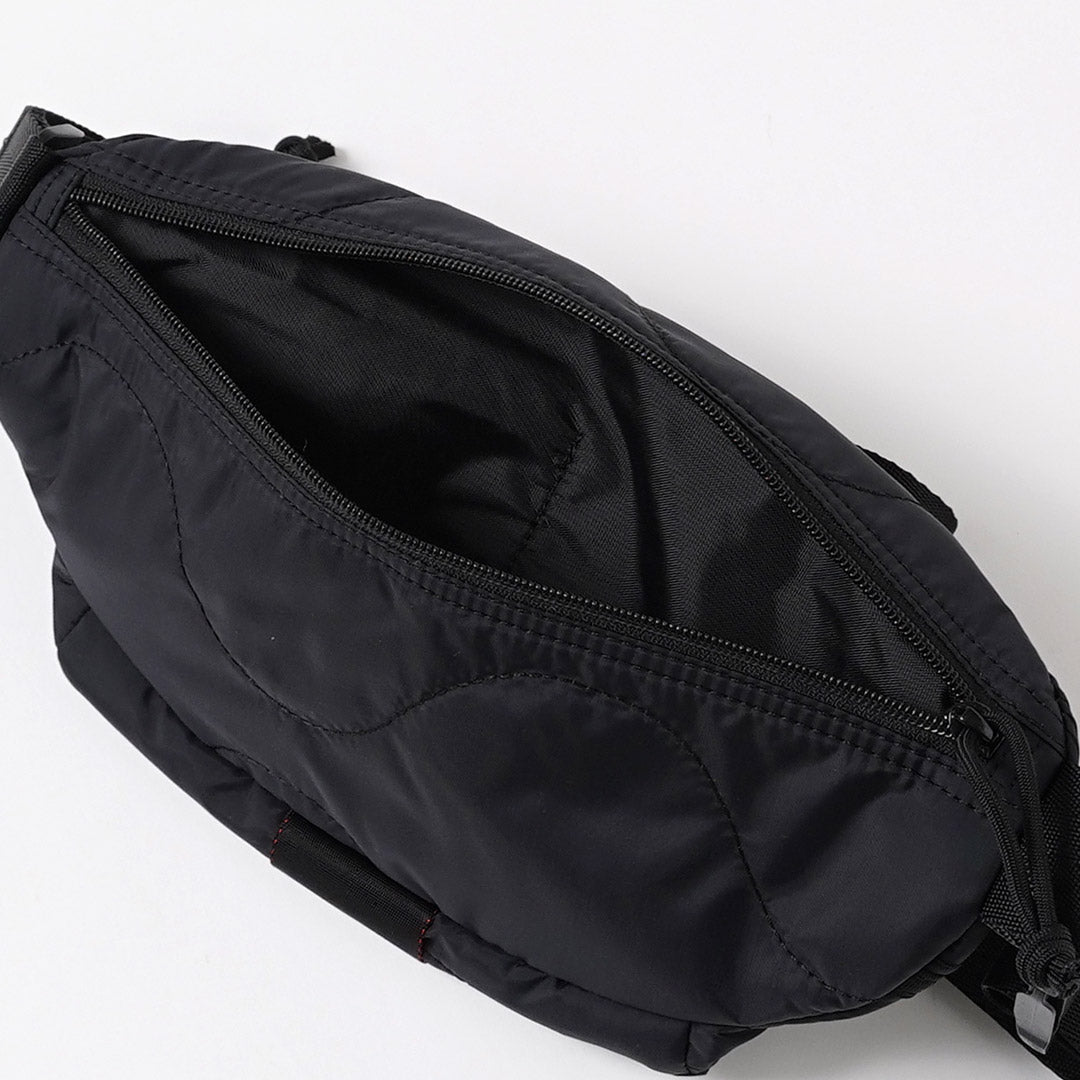 BRIEFING / Bolso de hombro acolchado Walker Body Bag