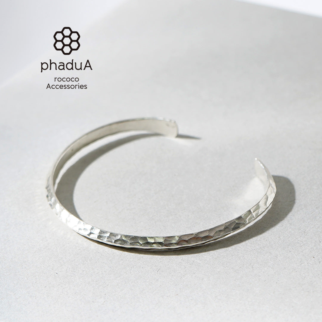 phaduA / Karen Silver Bangle Point Center Yeux martelés Finition martelée