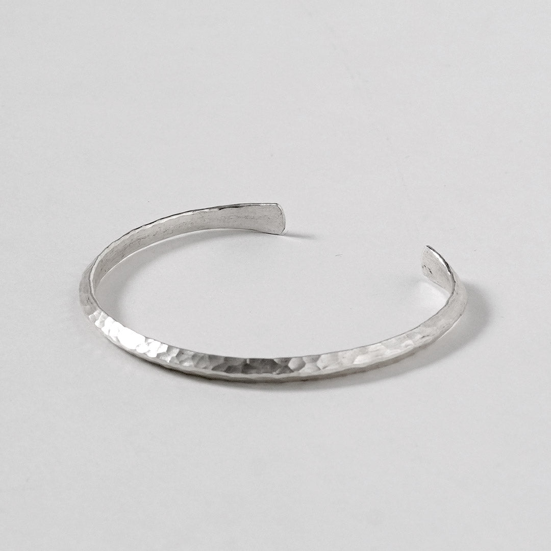 phaduA / Karen Silver Bangle Point Center Yeux martelés Finition martelée
