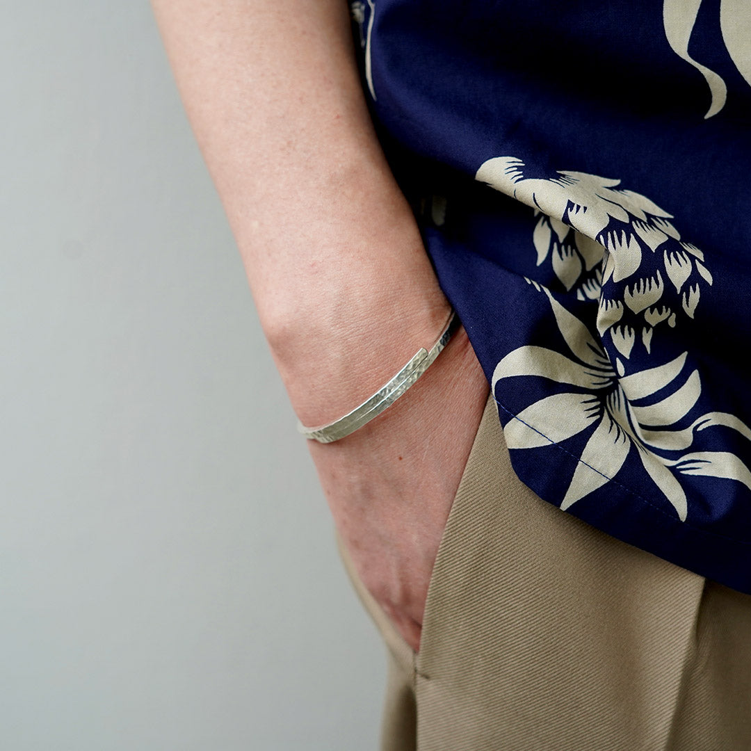 phaduA / Karen Silver Two-Overlap Hammered Bangle