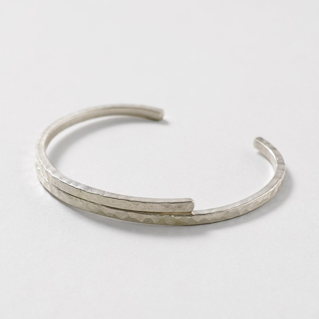 phaduA / Karen Silver Two-Overlap Hammered Bangle