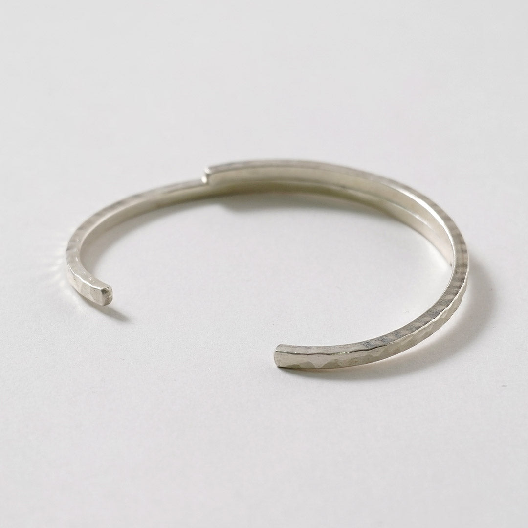 phaduA / Karen Silver Two-Overlap Hammered Bangle