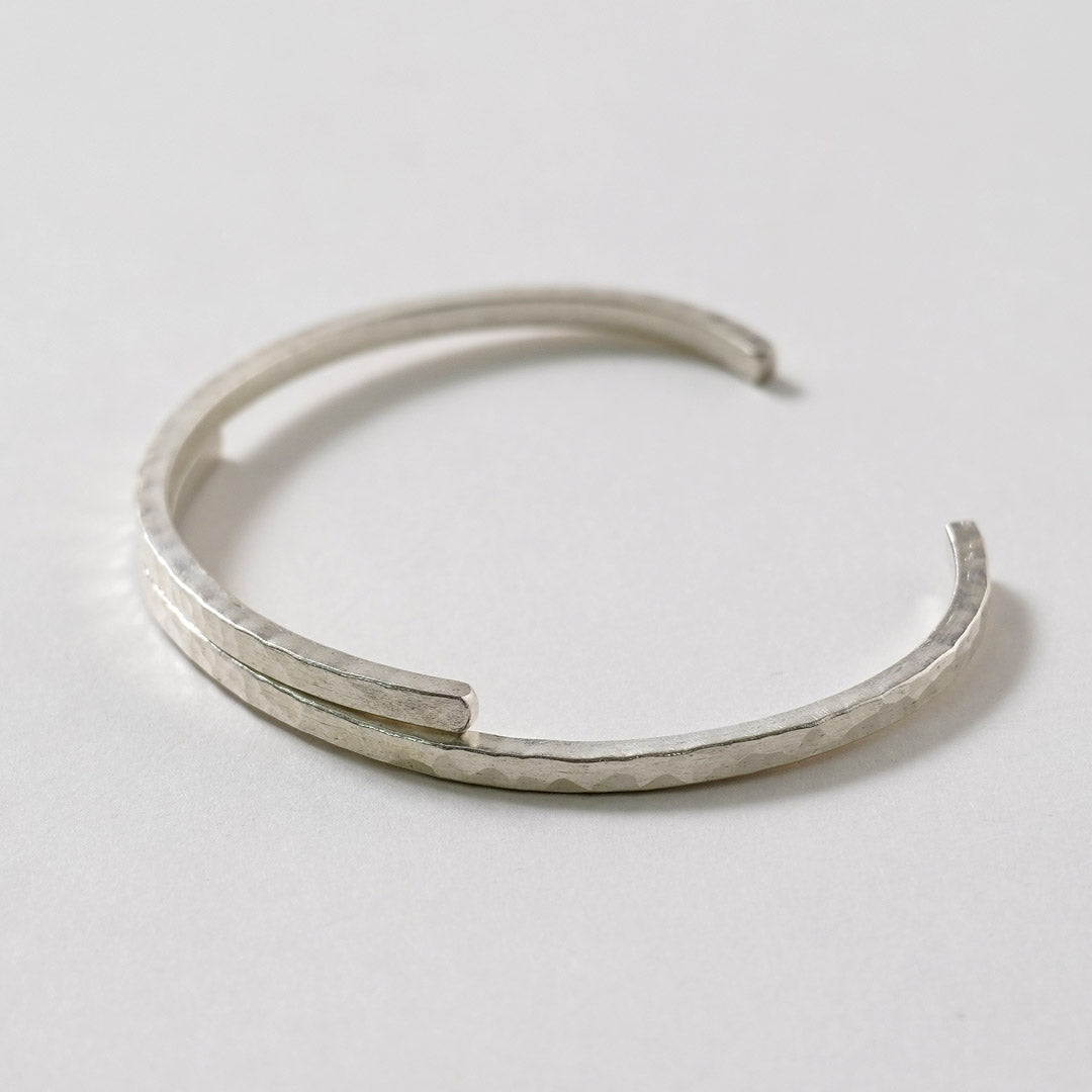 phaduA / Karen Silver Two-Overlap Hammered Bangle