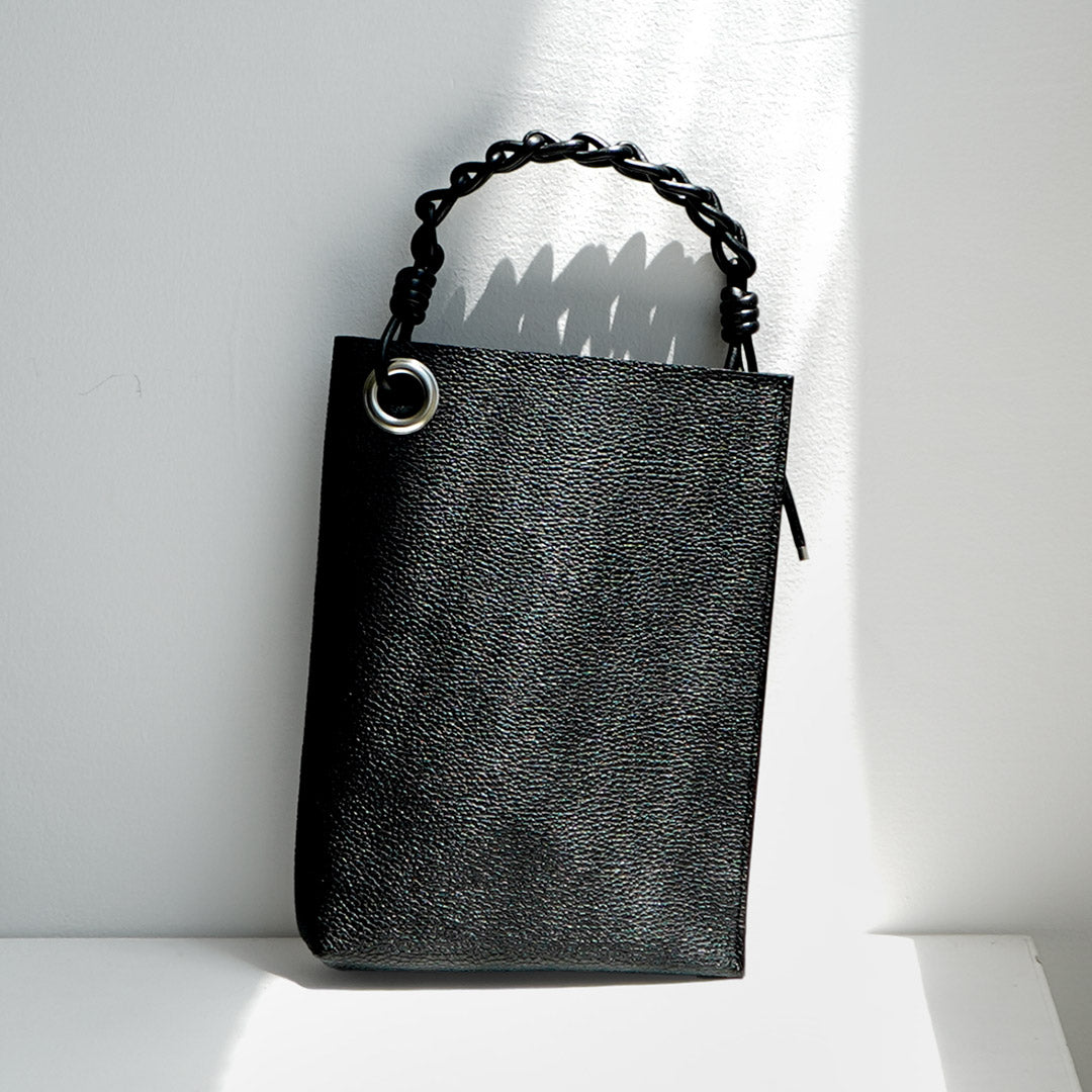SENTI / Mini sac à main avec poignée en chaîne en cuir rétréci